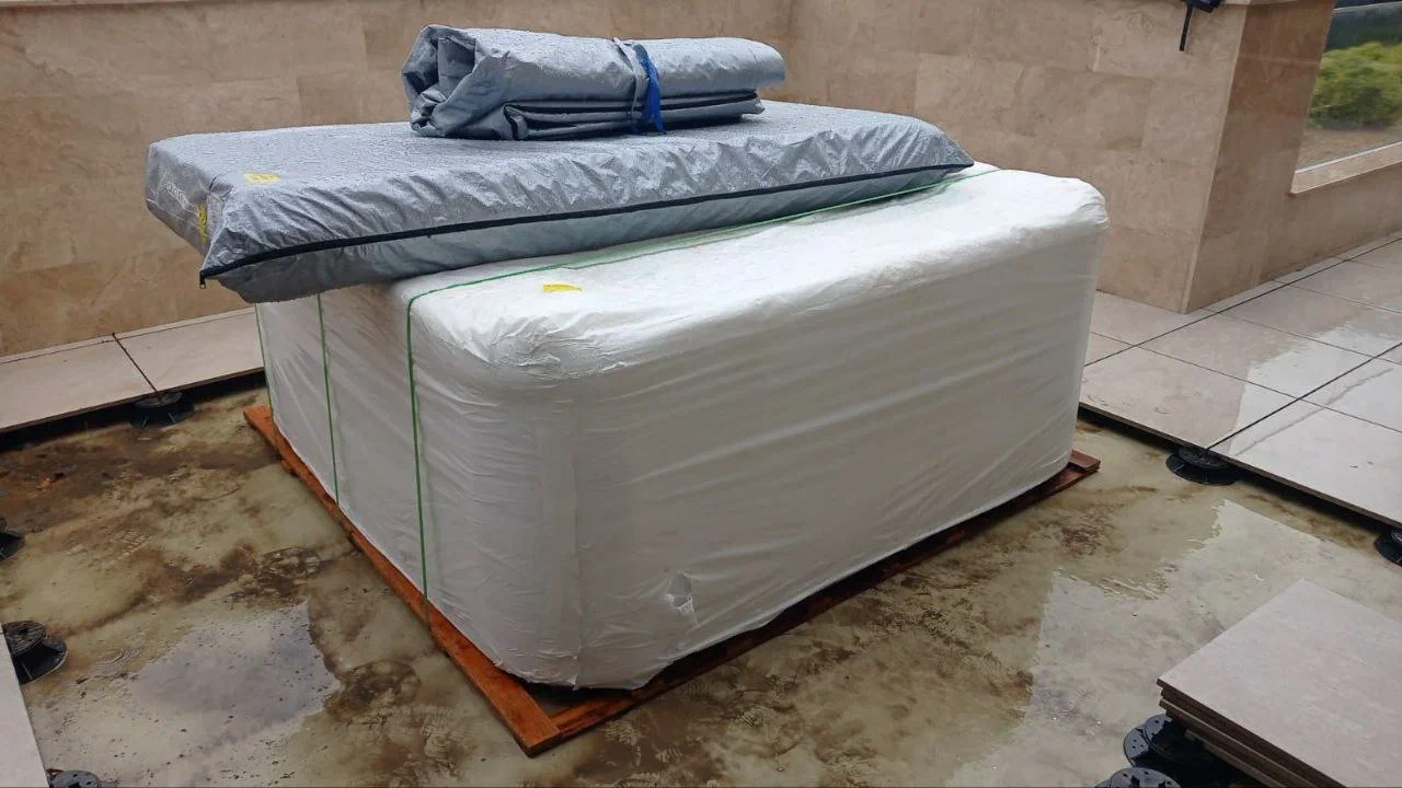 Гидромассажный спа-бассейн Lovia Spa ZR8056. Доставка и установка на крыше дома.